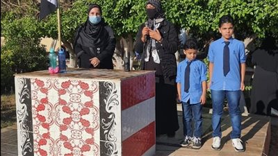 رئيسة قرية ترافق نجلي شهيد سيناء في بداية العام الدراسي بكفر الشيخ | صور 