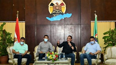 محافظ الفيوم يوجه باستهداف أولياء الأمور أمام المدارس لتطعيمهم بلقاح كورونا