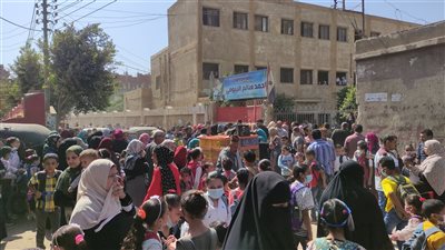 تكدس المئات من الطلاب بسبب ضم مدرستين للعمل فترتين في المنوفية | فيديو