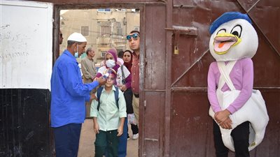 ملابس بطوط وعدم ارتداء الكمامة.. صورة استقبال مدرسة للطلاب ببني سويف تثير الجدل