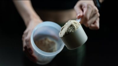 يسبب الفشل الكلوي واضطرابات بالقلب.. خطورة تحدي البروتين بعد انتشاره على تيك توك