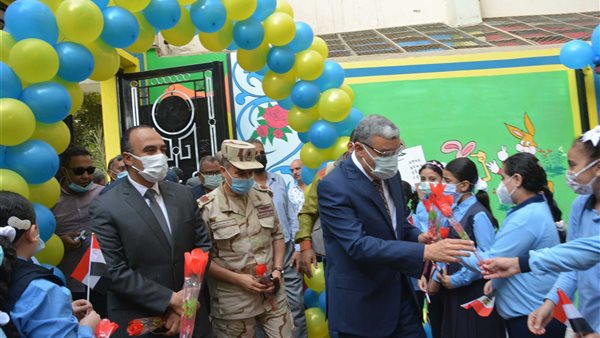 محافظ المنيا داخل