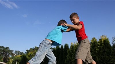 محضر أحداث وإيداع في دار رعاية.. تفاصيل قرار النيابة في واقعة تلميذ أصاب زميله بـ 10 غرز 