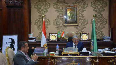 محافظ المنيا يبحث مع رئيس جامعة دراية دعم القوافل الطبية لقرى حياة كريمة