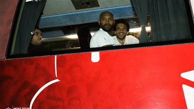 حافلة الزمالك تصل مطار القاهرة استعدادًا للسفر إلى كينيا