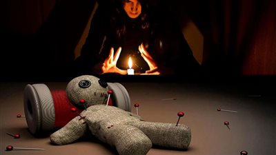 رجل أمريكي يقاضي عرافة خدعته بإصلاح أوضاعه العاطفية