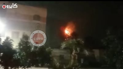 وسط فزع الأهالي.. البرق يحرق نخلة بمركز يوسف الصديق في الفيوم