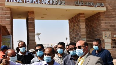 محافظ أسوان يطمئن على تطبيق الإجراءات الاحترازية ونسب الإشغال للحركة السياحية