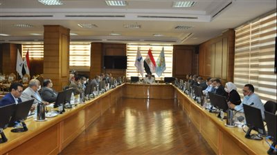 رئيس جامعة كفر الشيخ يجتمع بمجلس العمداء لمتابعة تطبيق منظومة الكتاب الإلكتروني