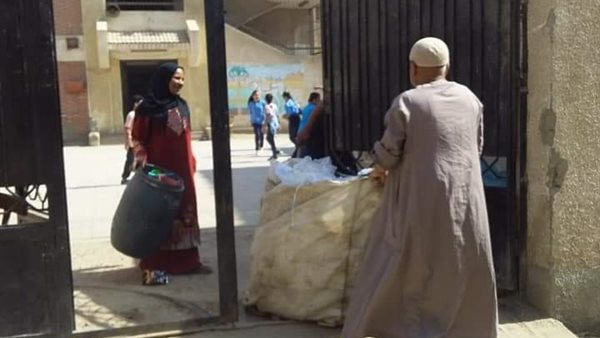 رفع قمامة من أمام