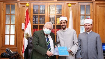 الأزهر يهدي نقابة المحامين مجموعة إصدارات علمية لإثراء الباحثين المهتمين بالمجال | صور