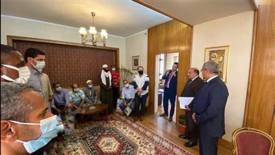 الخارجية تسلم 18 شيكا من مستحقات مصريين لدى شركة مقاولات سعودية | صور