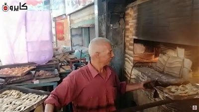 طريقة خاصة في شوى الأسماك.. عم أحمد صاحب أشهر فرن سمك بالسويس