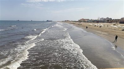 رغم سقوط الأمطار.. نشاط بحركة الصيد في بورسعيد وغياب تام للمصطافين | صور وفيديو 