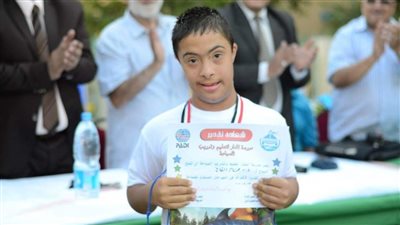 بدعم والدته.. مازن شاب من أصحاب متلازمة داون يواجه التنمر بالسباحة والكاراتيه 