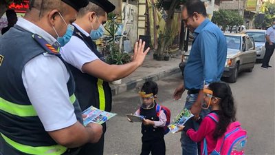قلم رصاص وبراية ولعبة.. مرور الغربية يوزع هدايا على الطلاب احتفالا بالعام الدراسي الجديد | صور