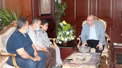 خلال استقباله الطفل المصاب بخلل في الجهاز المناعي.. محافظ بني سويف: سنوفر الجرعات المطلوبة قبل نفاد الدواء