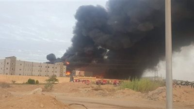الحماية المدنية تدفع بـ 10 سيارات للسيطرة على حريق مصنع الهلال والنجمة