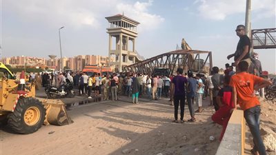 اصطدم بلودر.. مصرع شخصين وإصابة آخر في سقوط كوبري بـ طور سيناء |صور 
