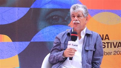 انتشال التميمي يعتذر لـ يسرا ويقبلها: ما حدث معها خطأ كبير