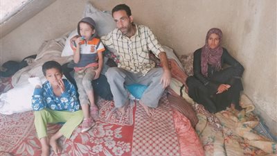 عايشين في بير السلم.. عائلة مشردة لعدم قدرتها على دفع الإيجار تستغيث طالبة الحصول على سكن | فيديو