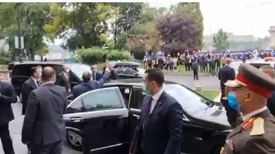 حشد جماهيري لاستقبال الرئيس بالزغاريد والأعلام في المجر.. وهتافات: بنحبك يا ريس