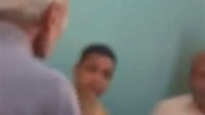 أخصائي اجتماعي يصفع طالب إعدادية 8 صفعات في قنا.. وقرار عاجل من التعليم