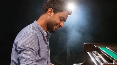 أحمد جمال يطلق أغنية عايشين نتعلم من برج خليفة