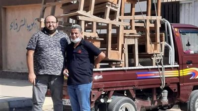 بنتي قعدت على الأرض.. ولي أمر يسهم في حل أزمة عجز المقاعد بمدرسة في العاشر من رمضان