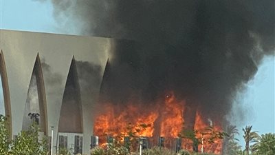 15 صورة ترصد حريق قاعة المؤتمرات بـ مهرجان الجونة السينمائي 