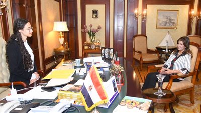 فتاة تتقلد منصب وزيرة الهجرة لمدة يوم ضمن مبادرة فتيات في أدوار قيادية