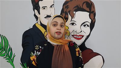 معلمة تمتهن النقاشة وتبدع في الرسم على الجدران بالمنيا: المرتب مش مكفي |فيديو
