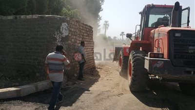 إزالة حالتي تعدي على أرض زراعية بحوض السيالة بالأقصر