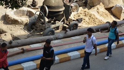 طلاب المدارس في خطر.. أهالي مدينة العمال بقنا يشكون تأخر إصلاح هبوط الأسفلت │ صور