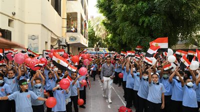 بالأعلام والبلالين.. محافظ قنا يتابع سير العملية التعليمية بمدرسة الراهبات الفرنسيسكانيات 