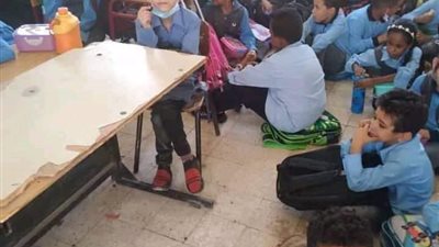 يفترشون الأرض.. غضب بسبب تكدس الطلاب بإحدى مدارس قنا 