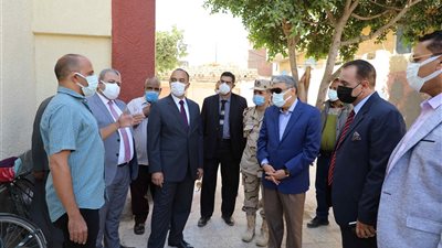 محافظ المنيا يتفقد مشروعات حياة كريمة بقرية المعصرة في ملوي