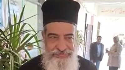 احتفالًا بالمولد النبوي.. أسقف الكنيسة الكاثوليكية بالبحر الأحمر يوزع الحلوى على طلاب المدارس 