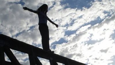 لمرورها بحالة نفسية.. الأمن ينقذ فتاة حاولت الانتحار من أعلى كوبري بالفيوم 