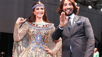 بحضور وزيرة الصناعة.. حنان مطاوع تتألق بفستان فرعوني في أول عرض أزياء تراثي