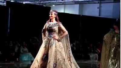 بفستان ملكي فرعوني.. حنان مطاوع لـ وزيرة الهجرة: بحبك