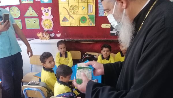 توزيع الحلوى على