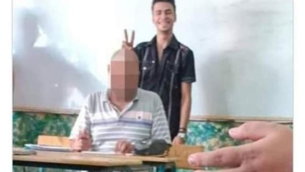 طالب يستهزئ بمعلمه