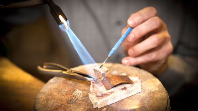 ضبط شخص بحوزته أختام مزورة لدمغ الذهب والفضة في الجمالية