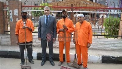 محافظ سوهاج يلتقط صورة تذكارية مع عمال النظافة بالشوارع