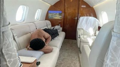 محمد رمضان يواصل استفزاز جمهوره بصورة من داخل الطائرة