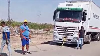 أشرف كابونجا ينجح في جر سيارة تزن 20 طنًا بفمه.. ويؤكد: أستعد لسحب طائرة قريبًا