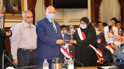 محافظ القاهرة يكرم أسر شهداء القوات المسلحة ومصابي العمليات العسكرية