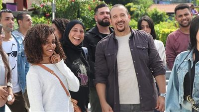 هشام عباس يصور كليبًا جديدًا في بورسعيد ويلتقط صورا تذكارية من الأهالي | صور