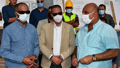 نائب وزير الإسكان يؤكد على توفير مستلزمات الحماية الشخصية للعاملين بالمشروعات بالفيوم ويُشدد على ارتداء الكمامة